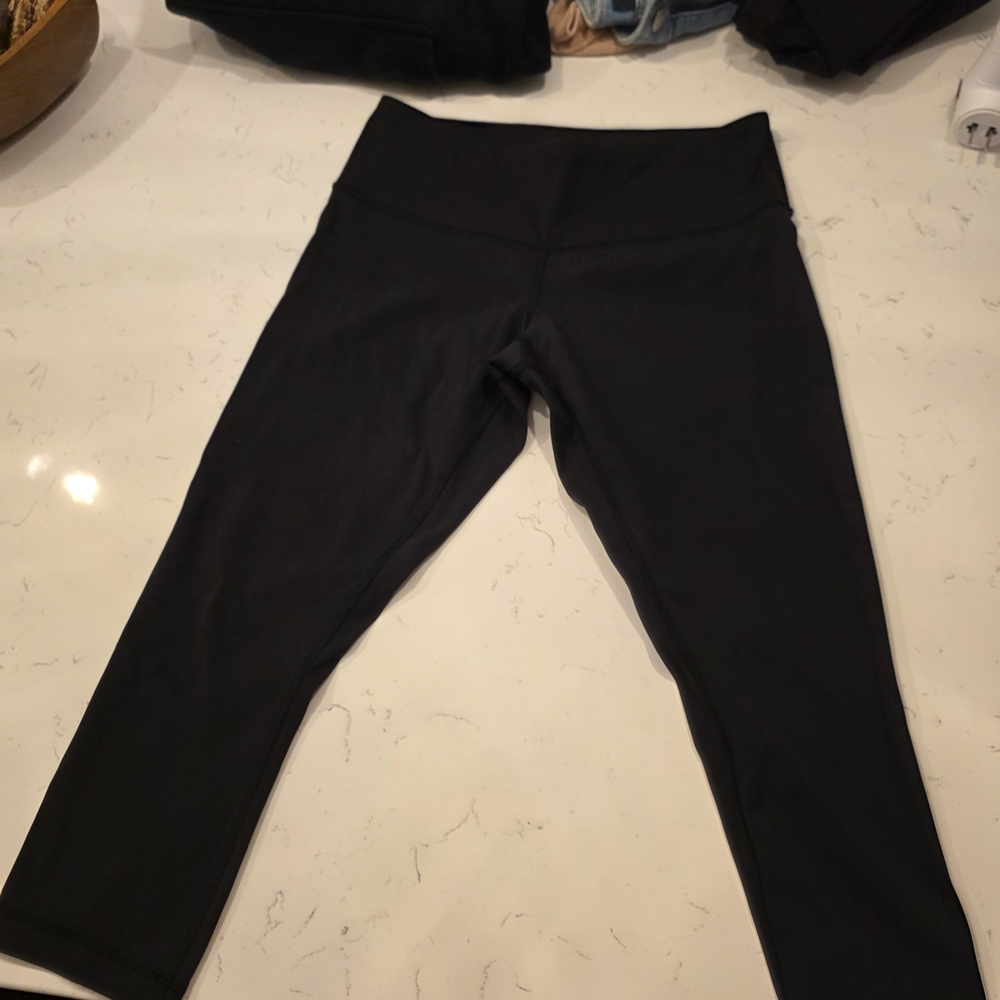 lululemon athletica Black Cropped Pants Sz 6